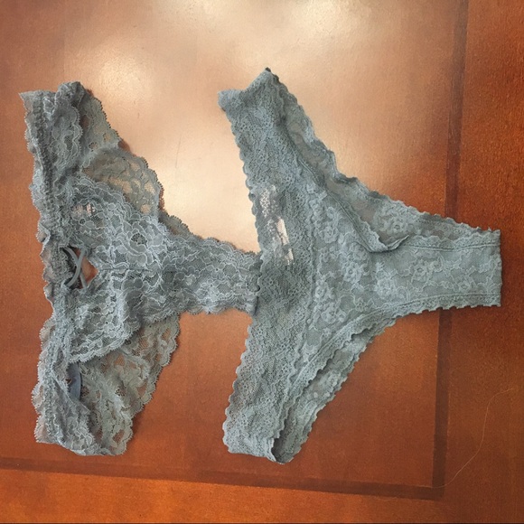 Victoria’s Secret Bra and Underwear Set 32C - Picture 3 of 5